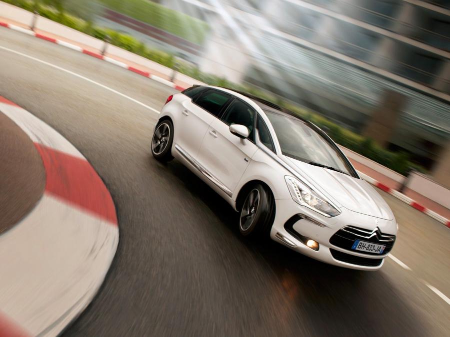  Citroen DS5 HYbrid4 2011 года  (фото 18 из 23)